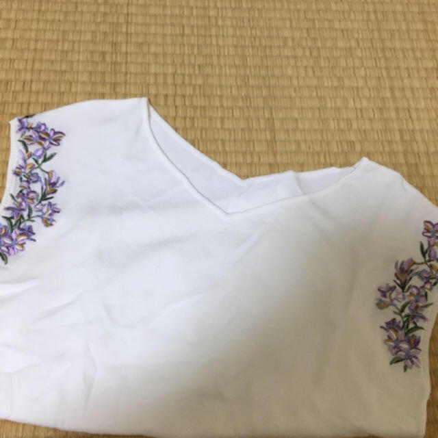 新品　JUSGLITTY 刺繍ニット