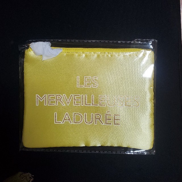 Les Merveilleuses LADUREE(レメルヴェイユーズラデュレ)のラデュレ LADUREE プレストパウダー ポーチ 黄色 夏 非売品 限定品 コスメ/美容のベースメイク/化粧品(フェイスパウダー)の商品写真