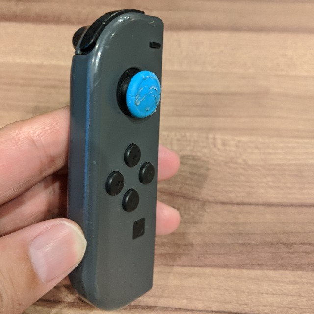 Nintendo Switch(ニンテンドースイッチ)のJoy-Con　左　グレー エンタメ/ホビーのゲームソフト/ゲーム機本体(その他)の商品写真