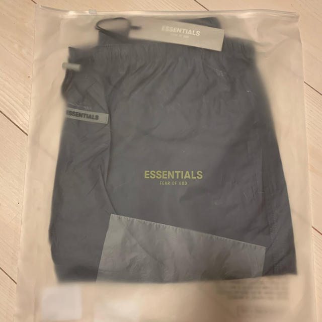 本格派ま! FEAR OF GOD - 専用Essentials Iridescent Nylon Shorts M ... 2020SS新作 FOG Essentials Nylon Shorts M