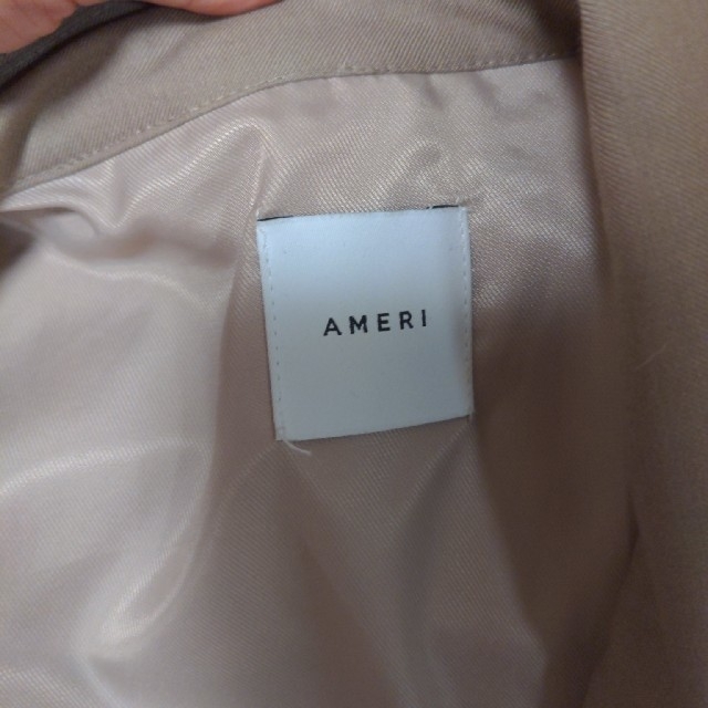 Ameri VINTAGE(アメリヴィンテージ)の【nさま専用／AmeriVINTAGE】バックプリーツトレンチコート　完売品 レディースのジャケット/アウター(トレンチコート)の商品写真