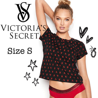 ヴィクトリアズシークレット(Victoria's Secret)のベイビーTシャツ♡ブラック　オールオーバーVS(Tシャツ(半袖/袖なし))