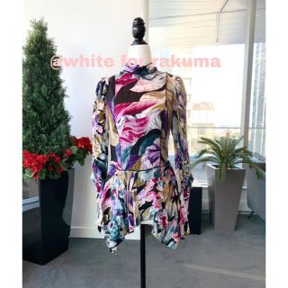 ビーシービージーマックスアズリア(BCBGMAXAZRIA)の《ご成約》新品38,000円 BCBG 現代アートボタニカルふんわりカットソー(カットソー(長袖/七分))