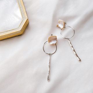 ケービーエフ(KBF)のほうじ茶ラテ(氷たっぷり)③pierce/earring(イヤリング)