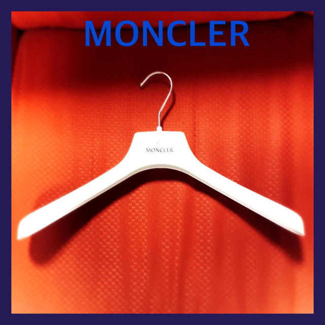 MONCLER(モンクレール)の【MONCLER】新品未使用 ハンガー 大 正規品 モンクレール♪ レディースのジャケット/アウター(その他)の商品写真