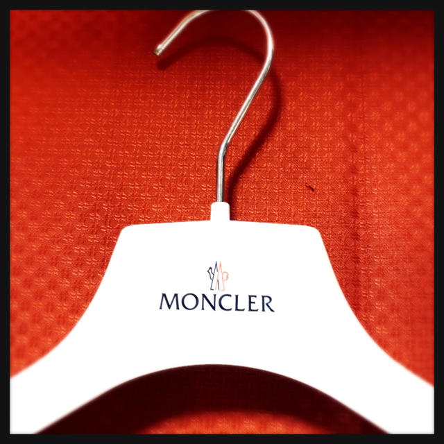 MONCLER(モンクレール)の【MONCLER】新品未使用 ハンガー 大 正規品 モンクレール♪ レディースのジャケット/アウター(その他)の商品写真