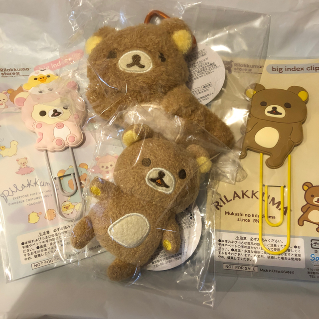 リラックマ　ぶさかわ　ぬいぐるみバッジ　ぶらさげぬいぐるみ エンタメ/ホビーのおもちゃ/ぬいぐるみ(キャラクターグッズ)の商品写真