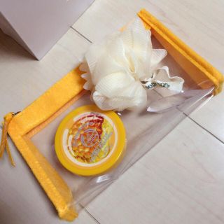 ザボディショップ(THE BODY SHOP)のボディクリーム ネット&ケース付き♪(ボディクリーム)