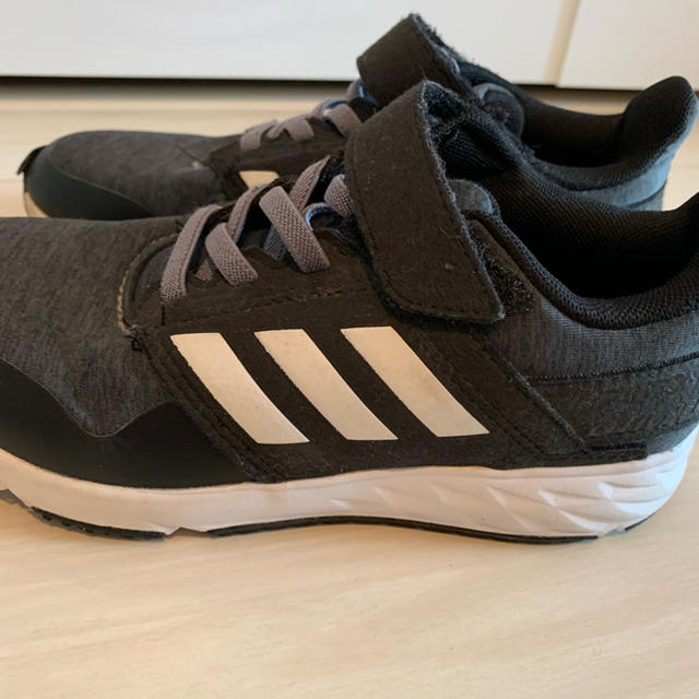 adidas(アディダス)のadidas アデダス 子供用スニーカー19cm  キッズ/ベビー/マタニティのキッズ靴/シューズ(15cm~)(スニーカー)の商品写真