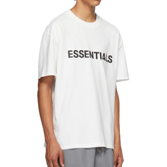 FEAR OF GOD(フィアオブゴッド)のFOG essentials Tシャツ　Mサイズ　ホワイト メンズのトップス(Tシャツ/カットソー(半袖/袖なし))の商品写真