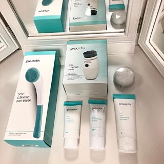 プロアクティブ(proactiv)の【proactiv】ニキビケアセット 電動洗顔ブラシ＆ボディブラシ付き(洗顔料)