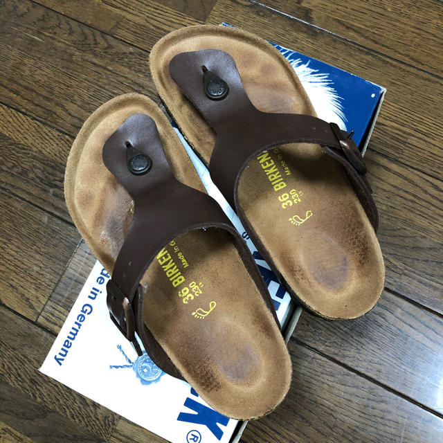 BIRKENSTOCK(ビルケンシュトック)のビルケン　サンダル　ギゼ　ダークブラウン レディースの靴/シューズ(サンダル)の商品写真