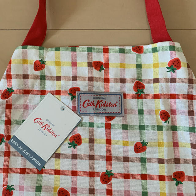 Cath Kidston(キャスキッドソン)の新品★キャスキッドソン　苺ギンガム　アジャストロングエプロン インテリア/住まい/日用品のキッチン/食器(その他)の商品写真