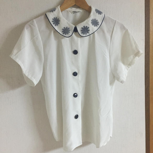お花襟のシャツ レディースのトップス(シャツ/ブラウス(半袖/袖なし))の商品写真