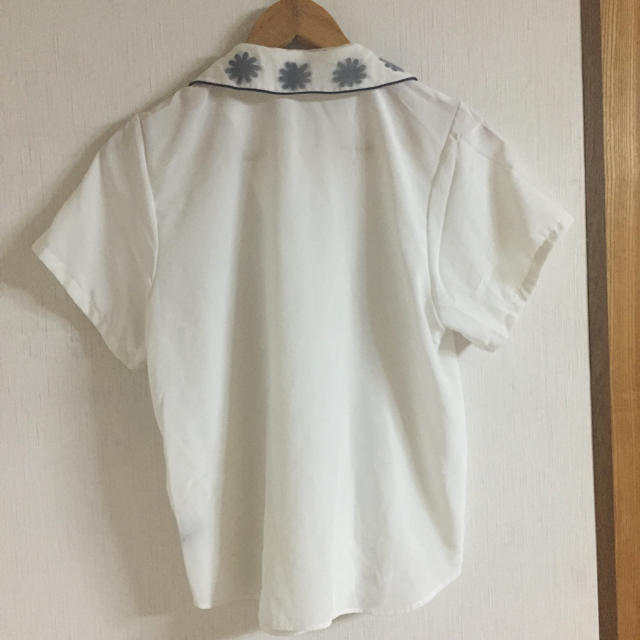 お花襟のシャツ レディースのトップス(シャツ/ブラウス(半袖/袖なし))の商品写真