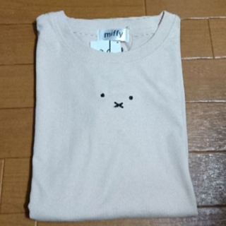 アベイル(Avail)のアベイル  ミッフィー  顔 刺繍 Tシャツ  中肌色 ベージュ【L】(Tシャツ(半袖/袖なし))