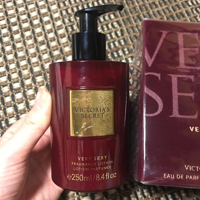Victoria's Secret(ヴィクトリアズシークレット)のヴィクトリアシークレット　very sexy 2点セット コスメ/美容のボディケア(ボディローション/ミルク)の商品写真