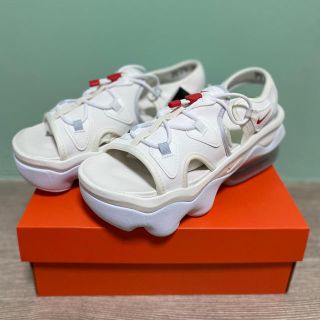 ナイキ(NIKE)のエアマックスココ　24.0センチ　ホワイト　レッド(サンダル)