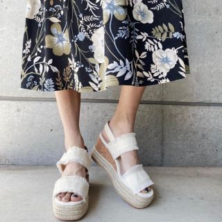 アメリヴィンテージ(Ameri VINTAGE)のAMAIL Keep cutting sandal アイボリー(サンダル)