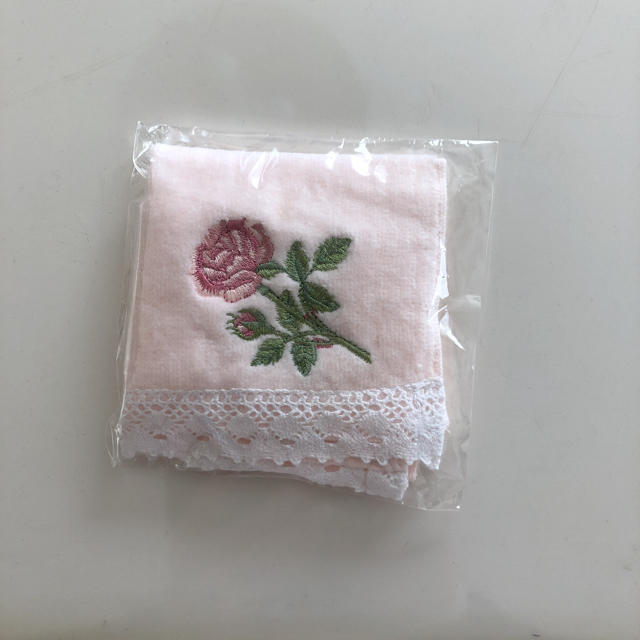 HOUSE OF ROSE(ハウスオブローゼ)のタオルハンカチ　薔薇刺繍 レディースのファッション小物(ハンカチ)の商品写真