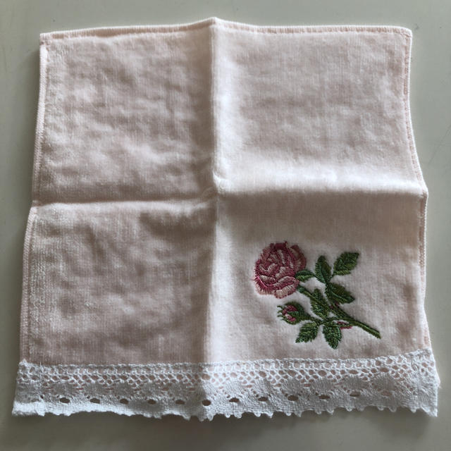 HOUSE OF ROSE(ハウスオブローゼ)のタオルハンカチ　薔薇刺繍 レディースのファッション小物(ハンカチ)の商品写真