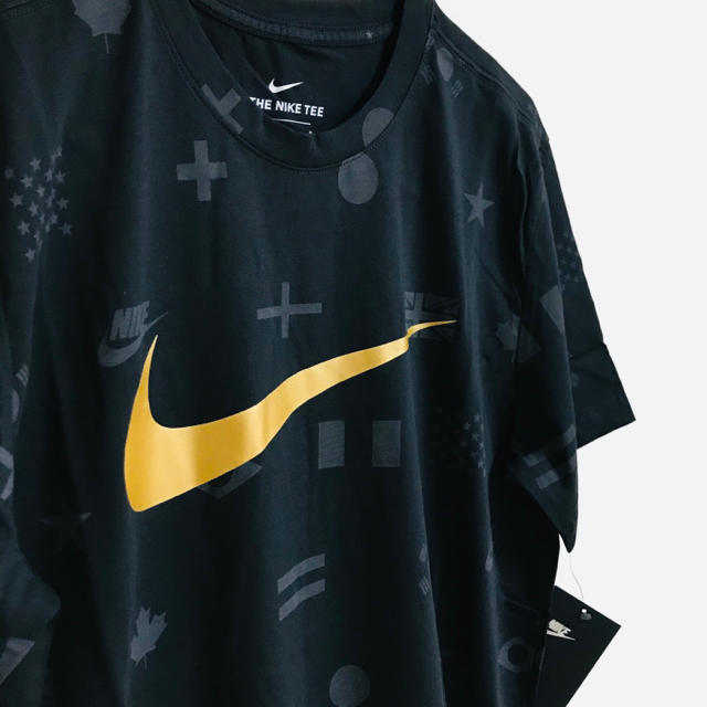 NIKE(ナイキ)の新品　NIKE L 黒　総柄　国旗　金ロゴ　メンズ　レディース　Tシャツ メンズのトップス(Tシャツ/カットソー(半袖/袖なし))の商品写真
