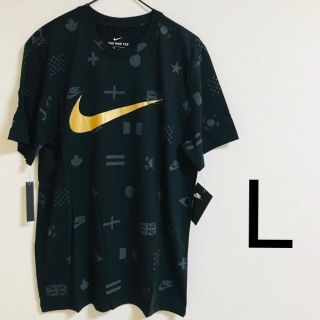 ナイキ(NIKE)の新品　NIKE L 黒　総柄　国旗　金ロゴ　メンズ　レディース　Tシャツ(Tシャツ/カットソー(半袖/袖なし))