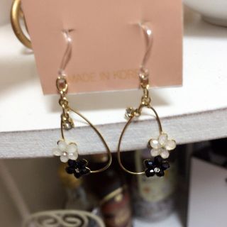 モノクロ花柄のピアス(ピアス)