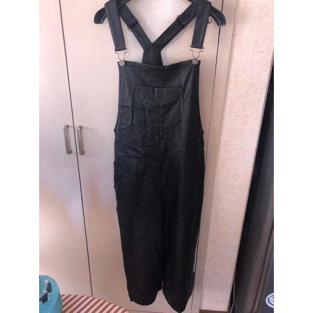 ZARA(ザラ)のZARA フェイクレザーサロペット レディースのパンツ(サロペット/オーバーオール)の商品写真