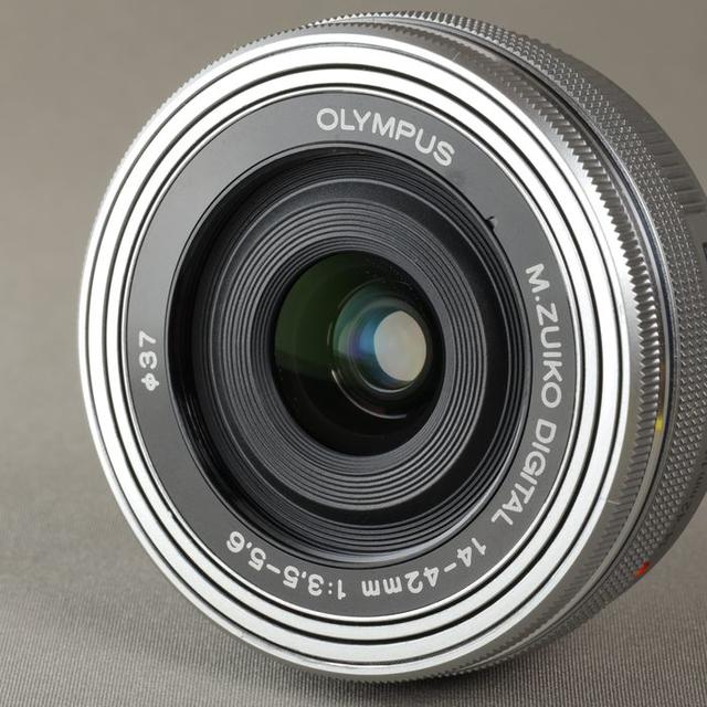 OLYMPUS(オリンパス)の極上美品！動画に最適です！可愛いパンケーキレンズ！オリンパス14-42mm EZ スマホ/家電/カメラのカメラ(レンズ(ズーム))の商品写真