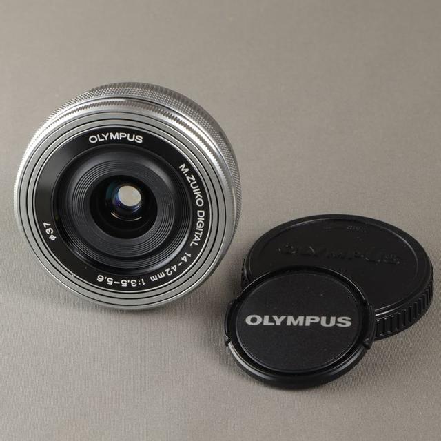 OLYMPUS(オリンパス)の極上美品！動画に最適です！可愛いパンケーキレンズ！オリンパス14-42mm EZ スマホ/家電/カメラのカメラ(レンズ(ズーム))の商品写真