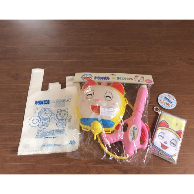 3COINS(スリーコインズ)の新品！スリーコインズ！ドラミちゃん、リュック型水鉄砲、冷え冷えタオルセットで★ エンタメ/ホビーのおもちゃ/ぬいぐるみ(キャラクターグッズ)の商品写真