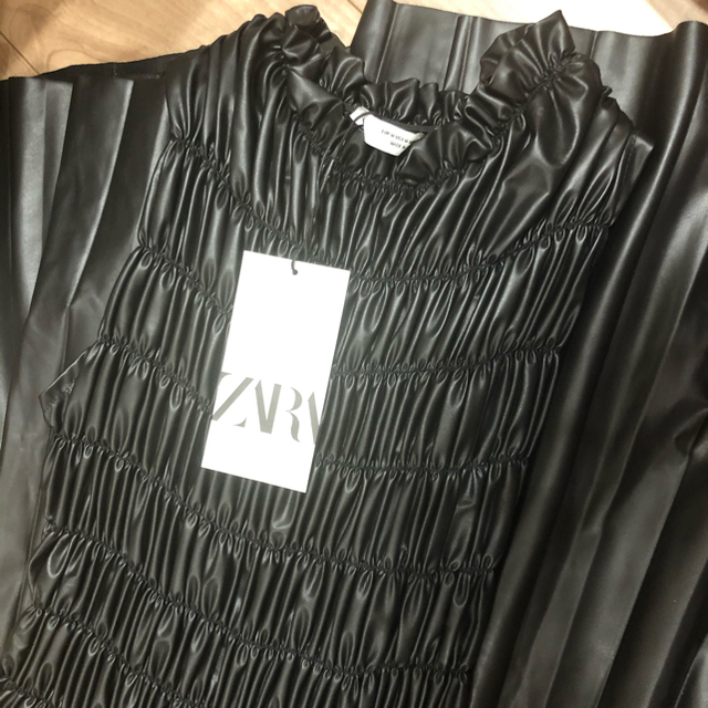 ZARA(ザラ)のZARA 新品　レザー風ワンピース レディースのワンピース(ロングワンピース/マキシワンピース)の商品写真