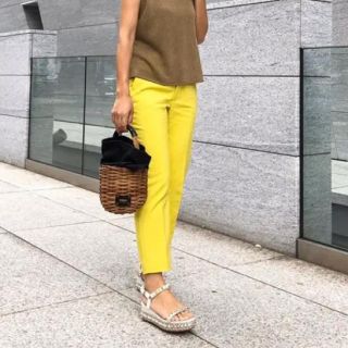 ザラ(ZARA)のZARA ザラ　イエロー　クロップドパンツ(クロップドパンツ)