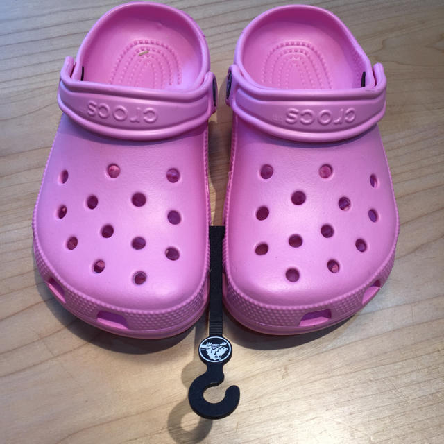 crocs(クロックス)のクロックス 19cm カーネーション キッズ/ベビー/マタニティのキッズ靴/シューズ(15cm~)(サンダル)の商品写真