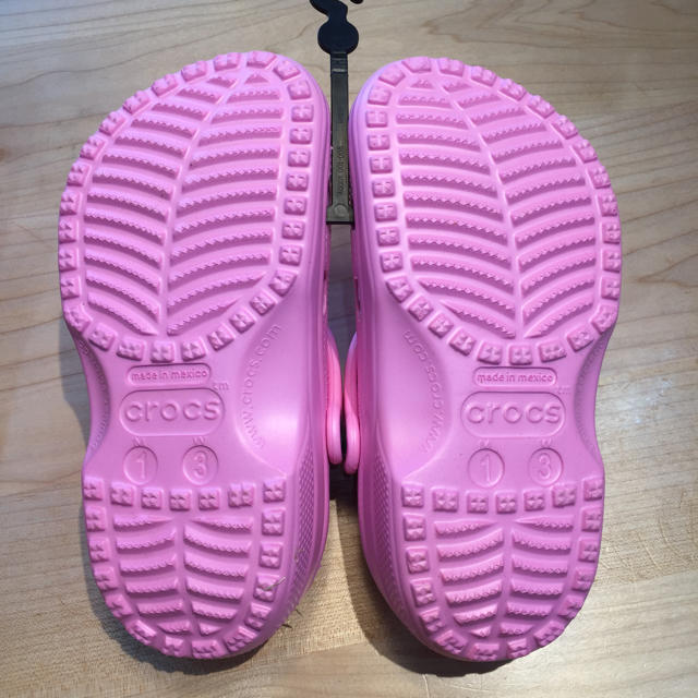 crocs(クロックス)のクロックス 19cm カーネーション キッズ/ベビー/マタニティのキッズ靴/シューズ(15cm~)(サンダル)の商品写真