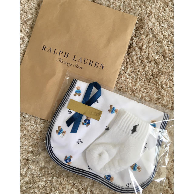 Ralph Lauren(ラルフローレン)のラルフローレン　新品未開封　スタイ　ソックス　セット　お祝い　新生児 キッズ/ベビー/マタニティのこども用ファッション小物(ベビースタイ/よだれかけ)の商品写真
