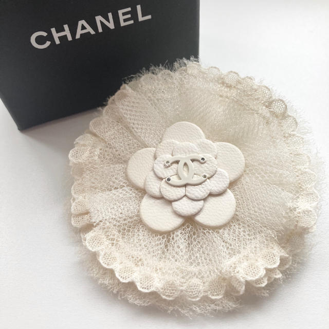 CHANEL(シャネル)のシャネル❤2016 チュールレース ブローチ レディースのアクセサリー(ブローチ/コサージュ)の商品写真