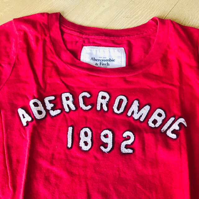 Abercrombie&Fitch(アバクロンビーアンドフィッチ)のアバクロンビー&フィッチ 赤ロゴTシャツ   レディースのトップス(Tシャツ(半袖/袖なし))の商品写真