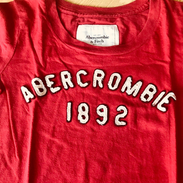 Abercrombie&Fitch(アバクロンビーアンドフィッチ)のアバクロンビー&フィッチ 赤ロゴTシャツ   レディースのトップス(Tシャツ(半袖/袖なし))の商品写真