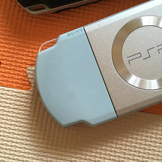 PlayStation Portable(プレイステーションポータブル)のPSP本体2個セット+おまけ エンタメ/ホビーのゲームソフト/ゲーム機本体(携帯用ゲーム機本体)の商品写真