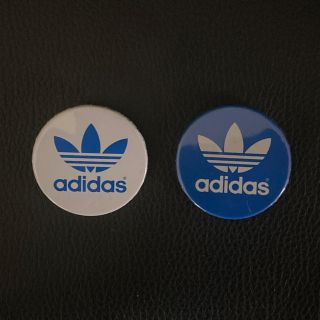 アディダス(adidas)のadidas アディダス/ノベルティ 缶バッチ2個セット/白、青/約350mm(バッジ/ピンバッジ)