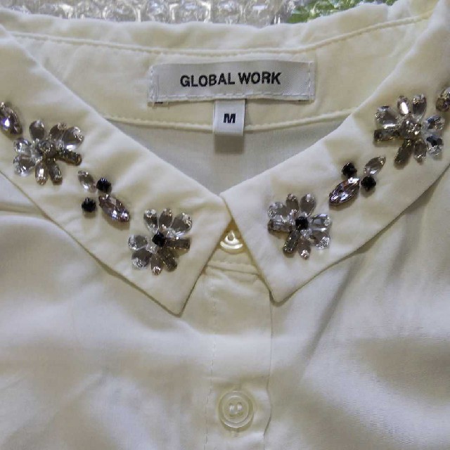 GLOBAL WORK(グローバルワーク)のGLOBAL WORK/襟元ビジュー付き 半袖シャツブラウス/M レディースのトップス(シャツ/ブラウス(半袖/袖なし))の商品写真