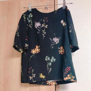 ザラ(ZARA)のZARA 花柄トップス(カットソー(半袖/袖なし))