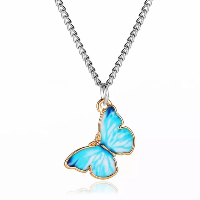 グラデーション蝶のペンダントネックレス ブルー バタフライ チェーンネックレス レディースのアクセサリー(ネックレス)の商品写真