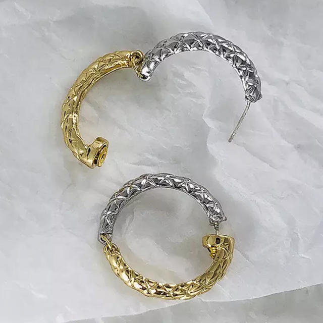 Ameri VINTAGE(アメリヴィンテージ)のContrast python pierce No.442 レディースのアクセサリー(ピアス)の商品写真