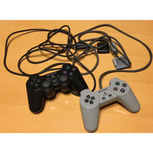 PlayStation(プレイステーション)のジャンク　プレステコントローラー　2個　手渡し可能 エンタメ/ホビーのゲームソフト/ゲーム機本体(その他)の商品写真