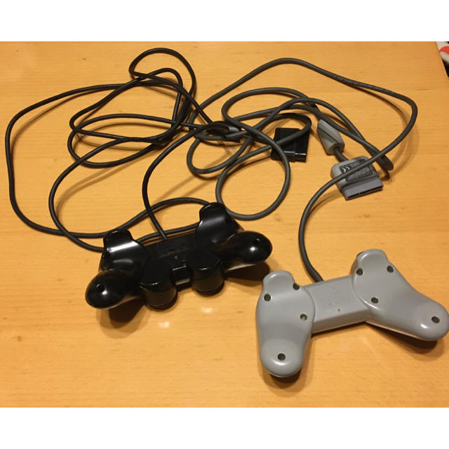 PlayStation(プレイステーション)のジャンク　プレステコントローラー　2個　手渡し可能 エンタメ/ホビーのゲームソフト/ゲーム機本体(その他)の商品写真