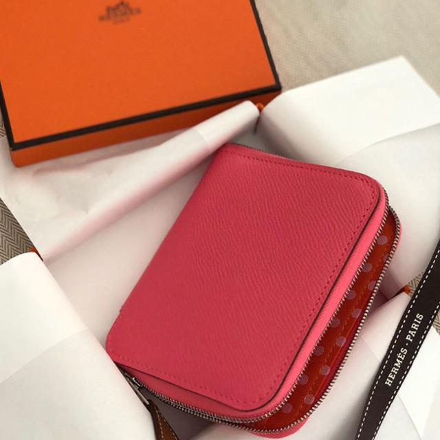 人気カラーの Hermes 新品未使用 エルメス シルクインコンパクト