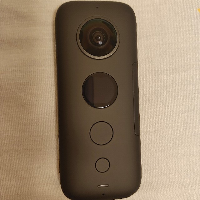 Insta360 ONE X　公式自撮り棒付 スマホ/家電/カメラのカメラ(ビデオカメラ)の商品写真